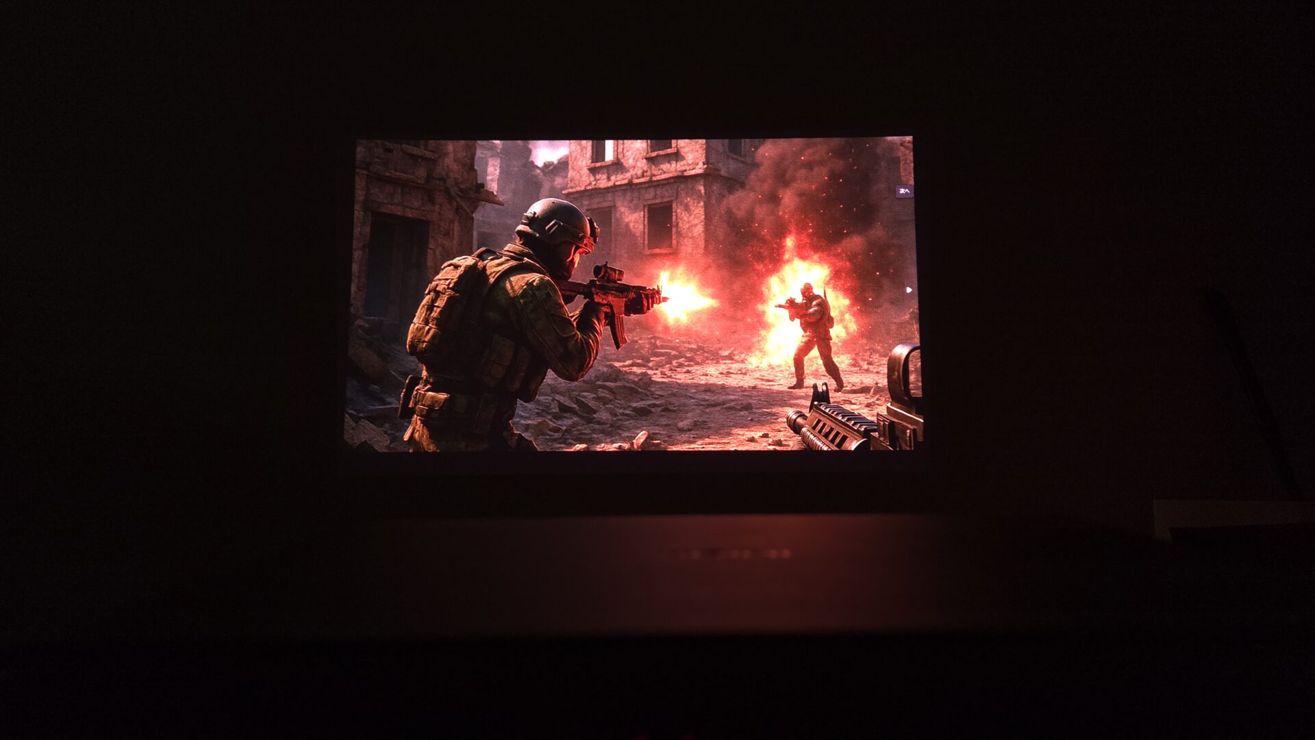 モニターに映る戦争ゲーム画面 廃墟で迷彩服の兵士が銃撃戦