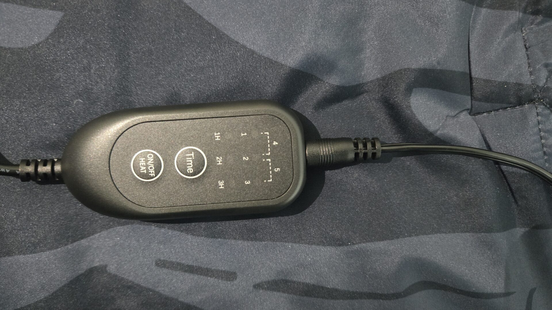 ON/OFF HEATとTimeボタンが付いた黒い電気毛布の操作スイッチ 1時間から3時間タイマーと1から5段階の温度設定ができる