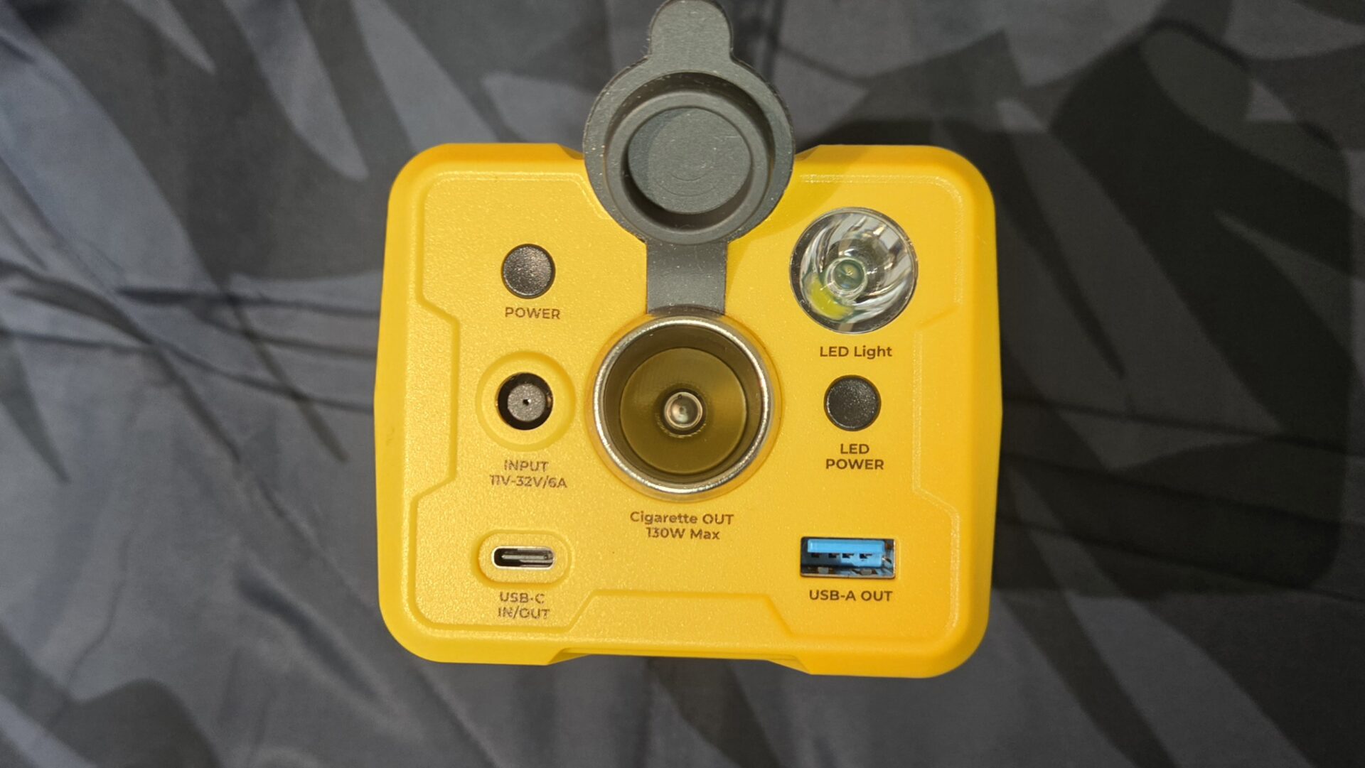 黄色いポータブル電源の上面にはUSB-C入出力 USB-A出力 シガーソケット出力 LEDライトが配置されている