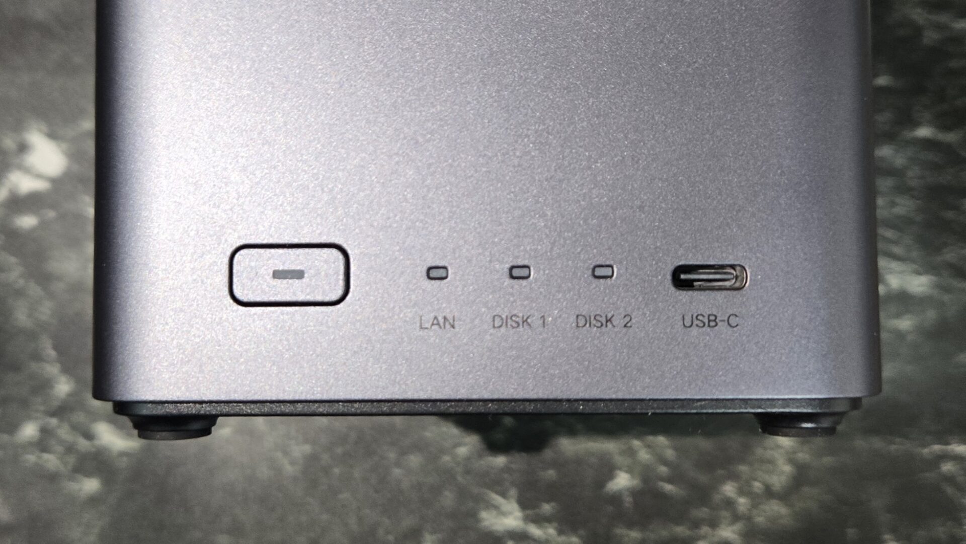 銀色機器前面パネル電源ボタンLAN保存装置1保存装置2ランプUSB-Cポート