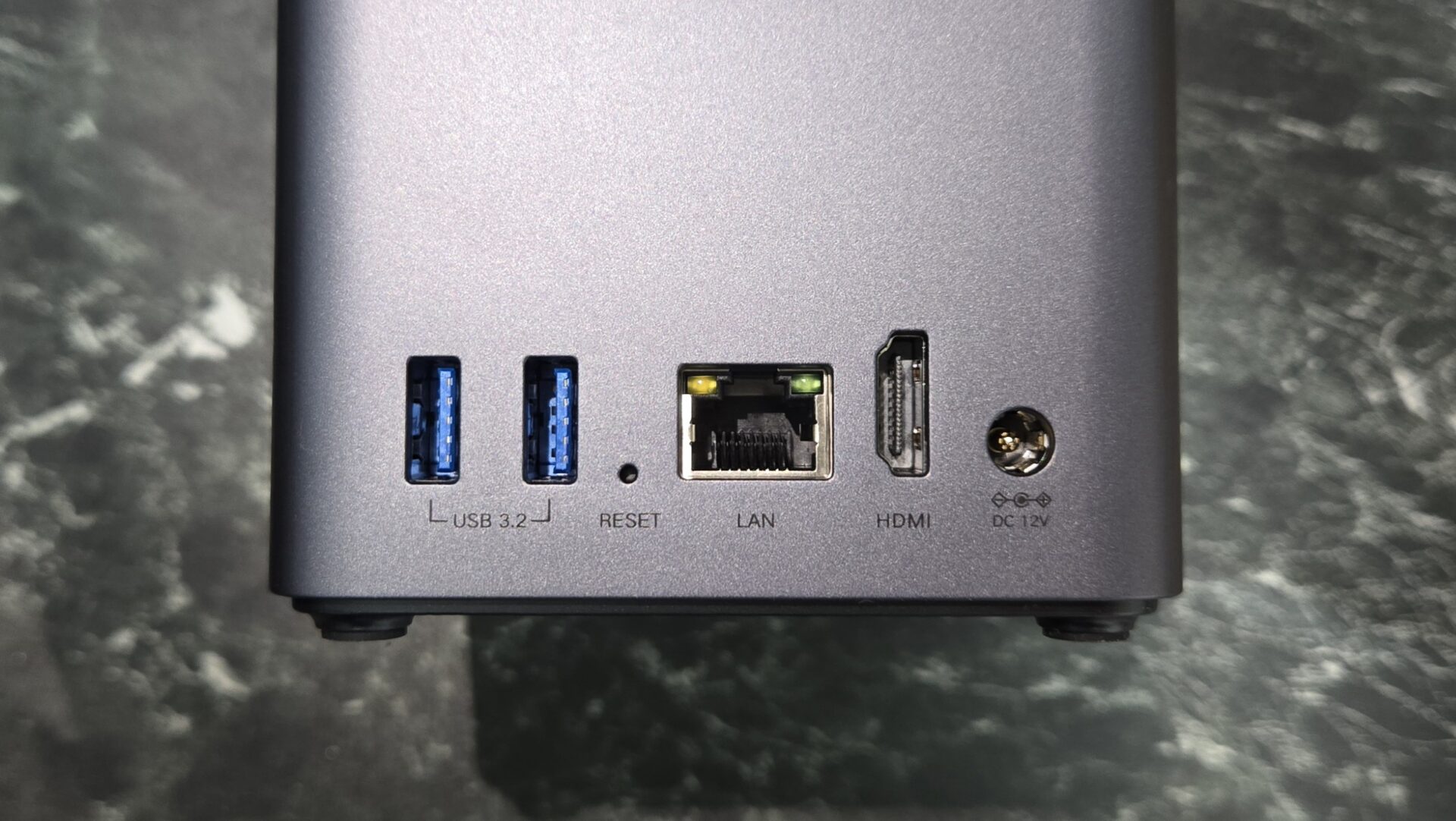 シルバーの機器背面にあるUSB 3.2ポート2つ リセットボタン LAN HDMI DC 12V入力