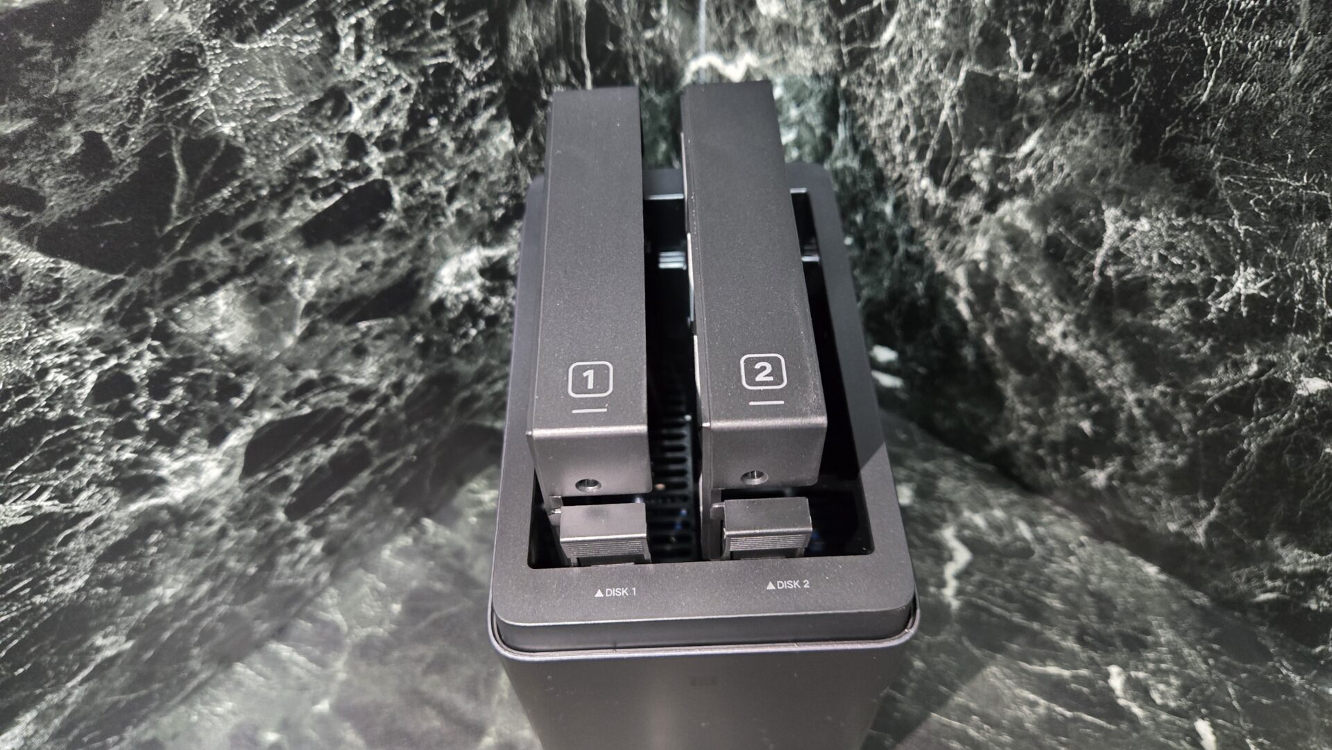 1と2のディスクが入った黒いデータ保存機器