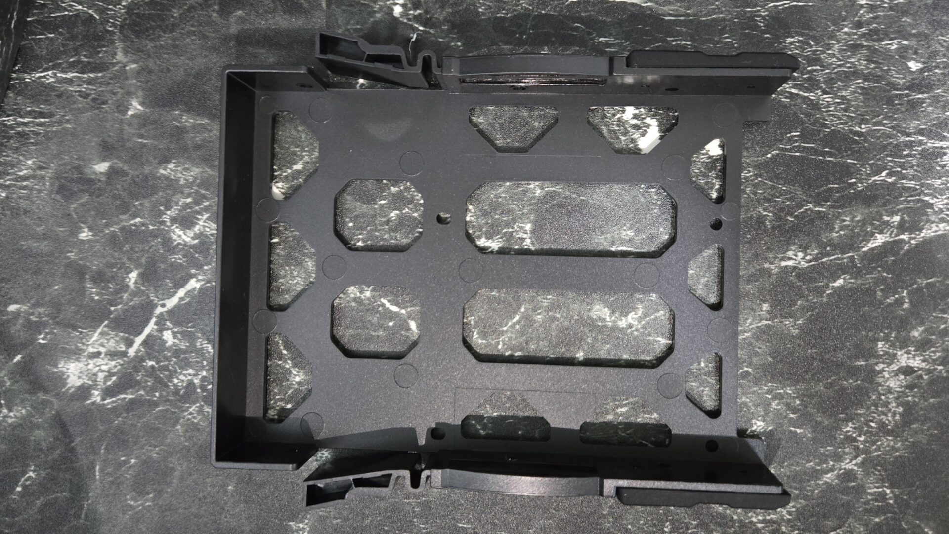 黒いプラスチック製 パソコンのHDD SSD取り付け部品