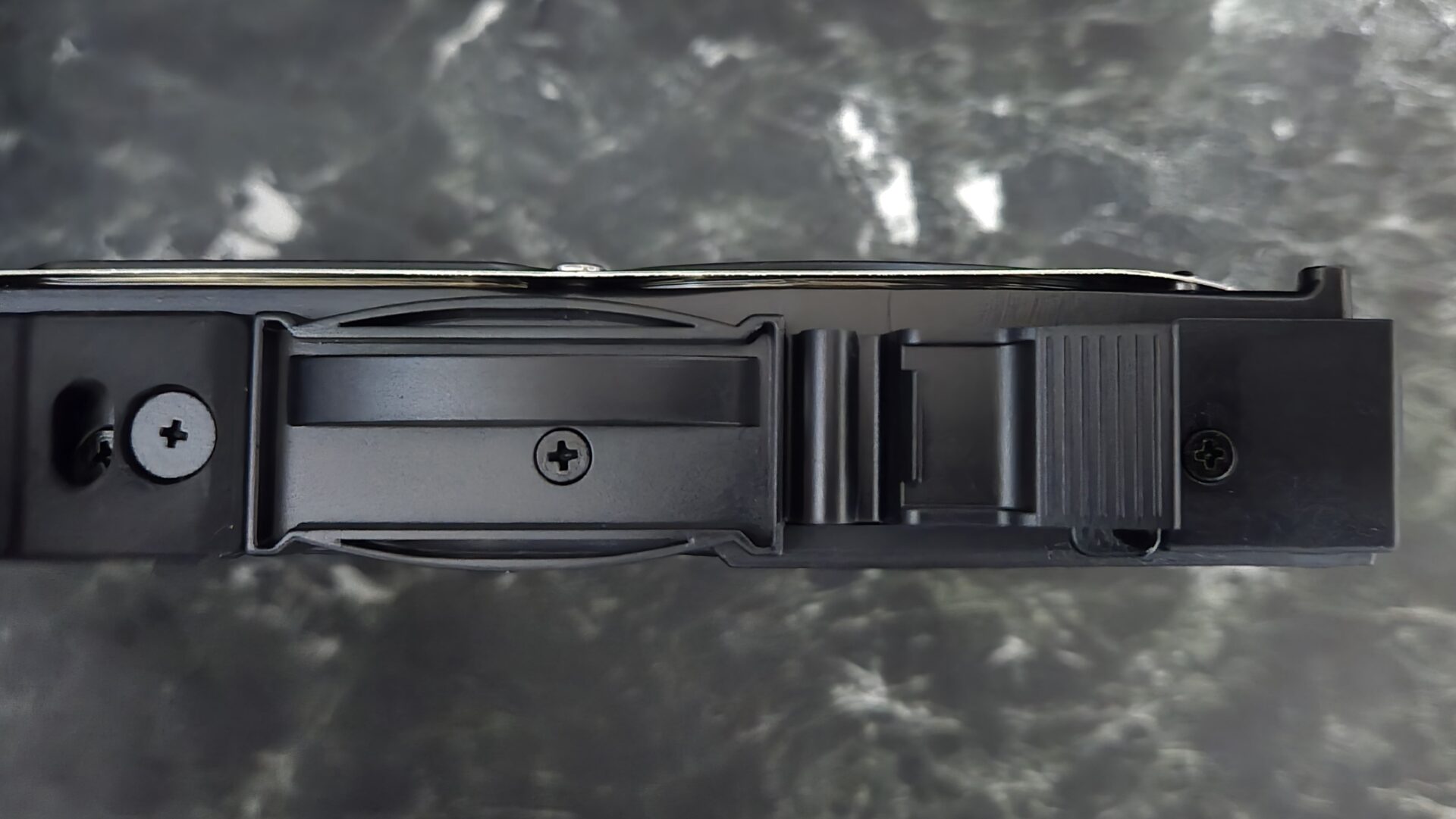 ハードディスクドライブ用黒い取り付け枠 3本のプラスネジと中央のガイド溝