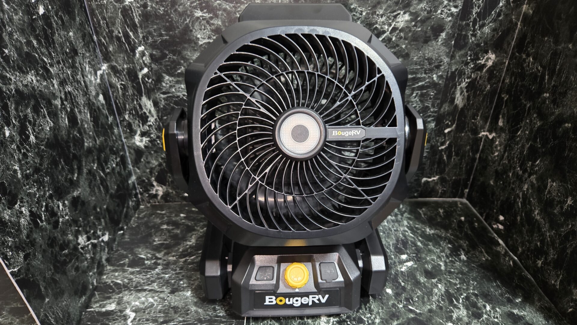 黒い大理石の背景に置かれた黒い充電式サーキュレーター扇風機本体の正面画像