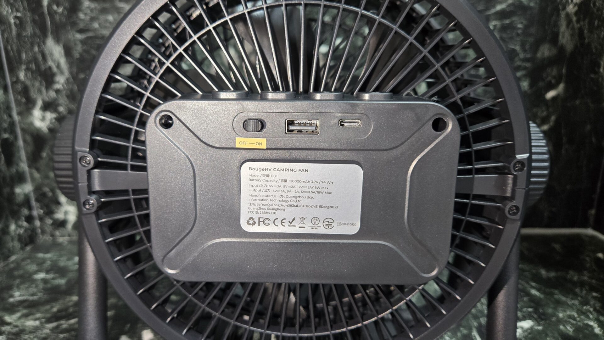 黒いキャンプ用扇風機の背面にある製品仕様のラベルと充電端子