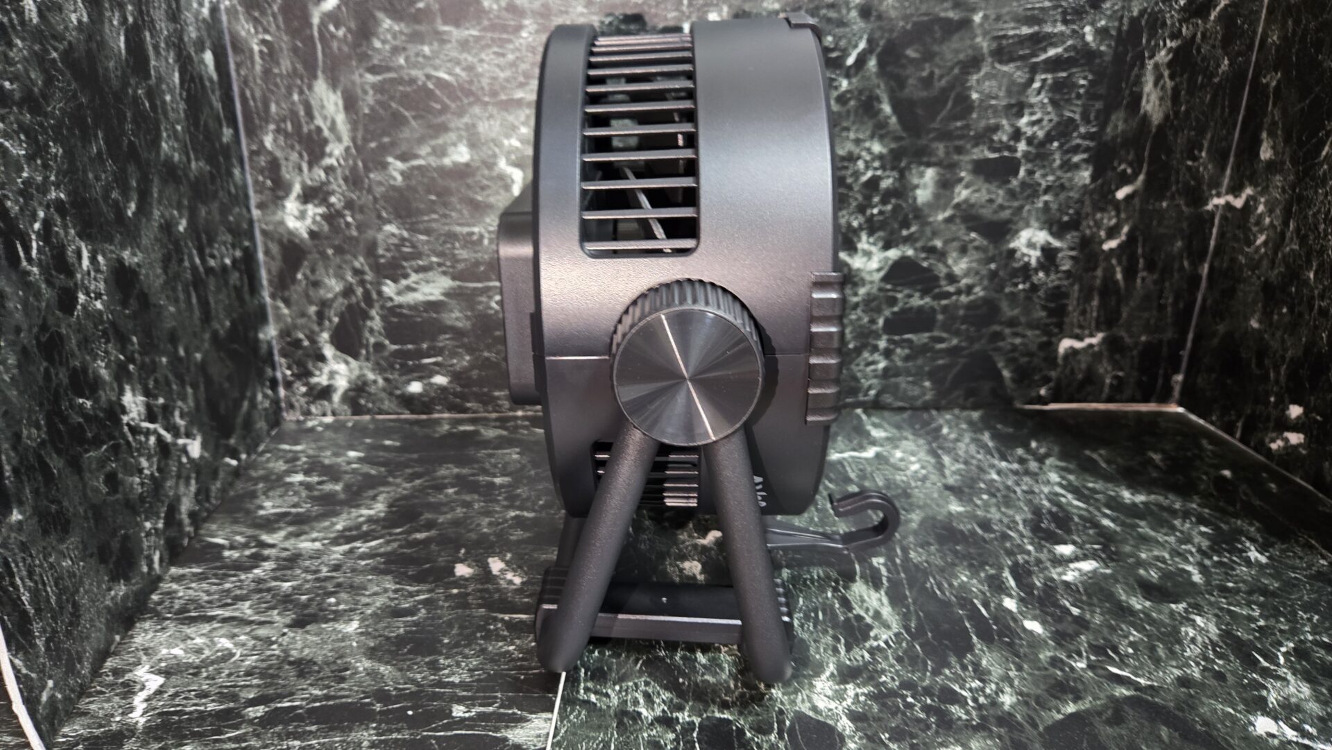 横から見た黒い扇風機