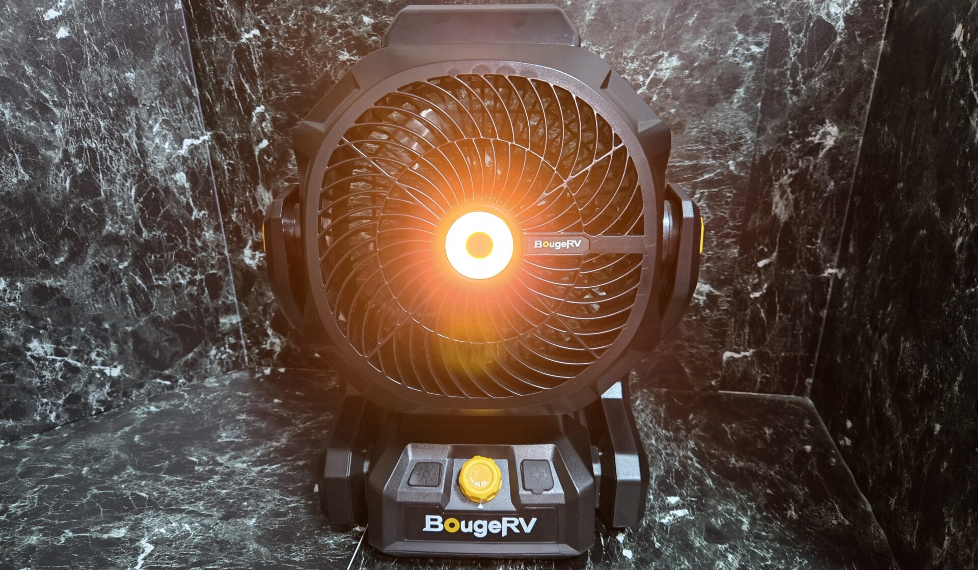 中央に明るいライトが付いた黒いポータブル扇風機