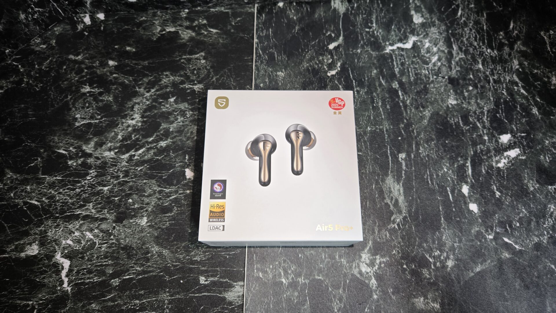 SOUNDPEATS Air5 Pro+ 充電ケース正面のマット質感デザイン