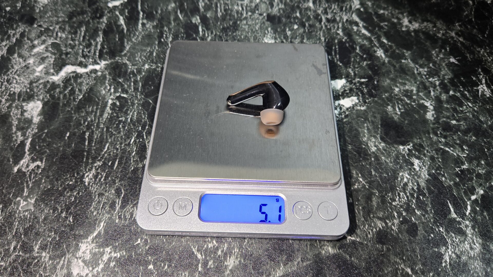 SOUNDPEATS Air5 Pro+ 充電ケースを開いた状態の実機写真