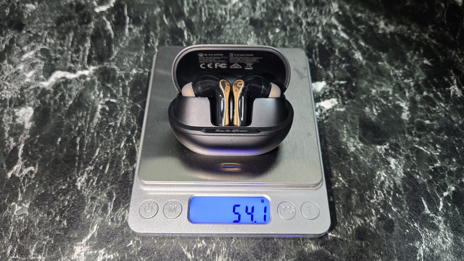 SOUNDPEATS Air5 Pro+ イヤホン本体を取り出した実機写真