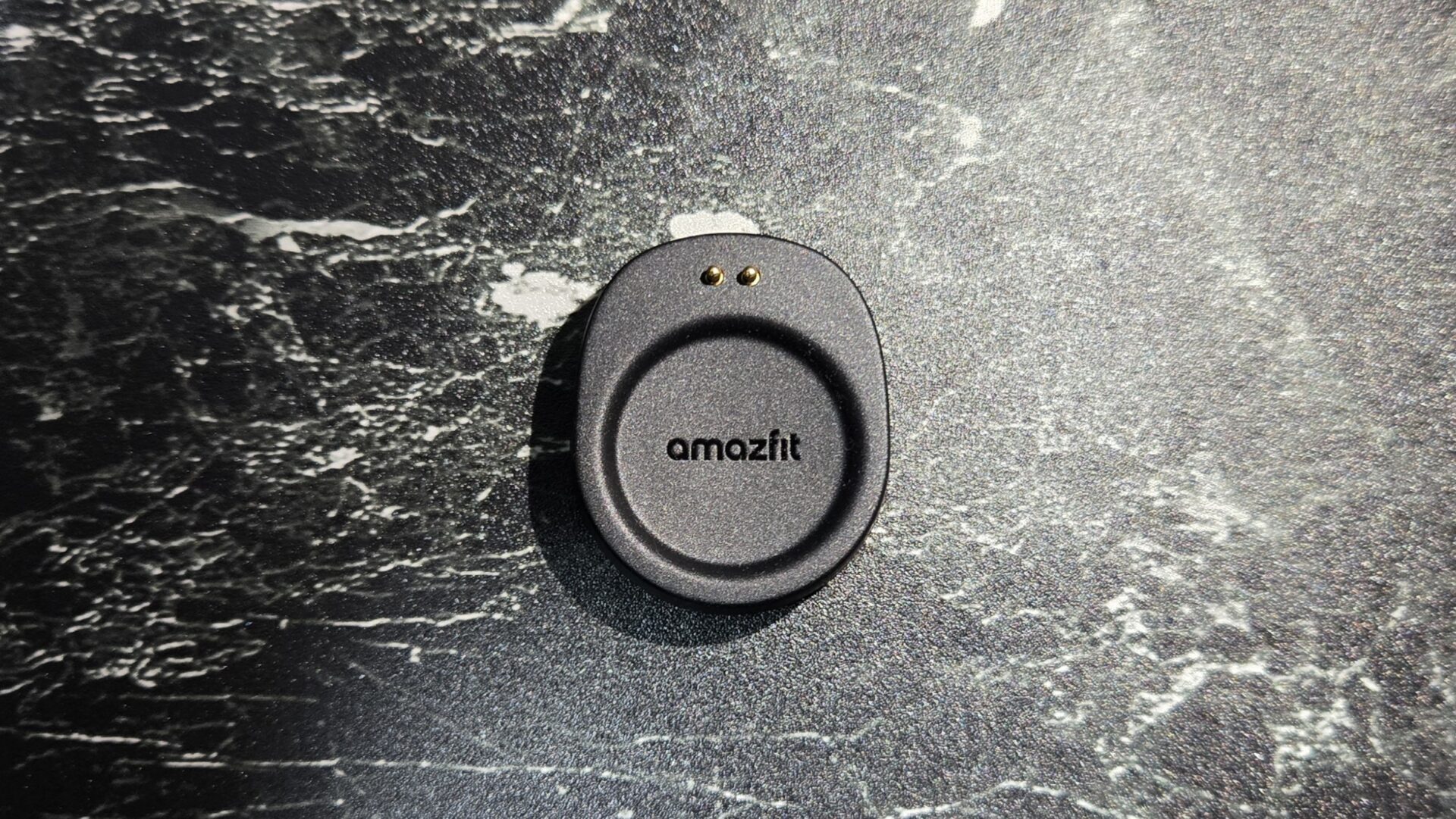 Amazfit ActiveMax本体裏面 バイオトラッカー6.0センサーと充電接点