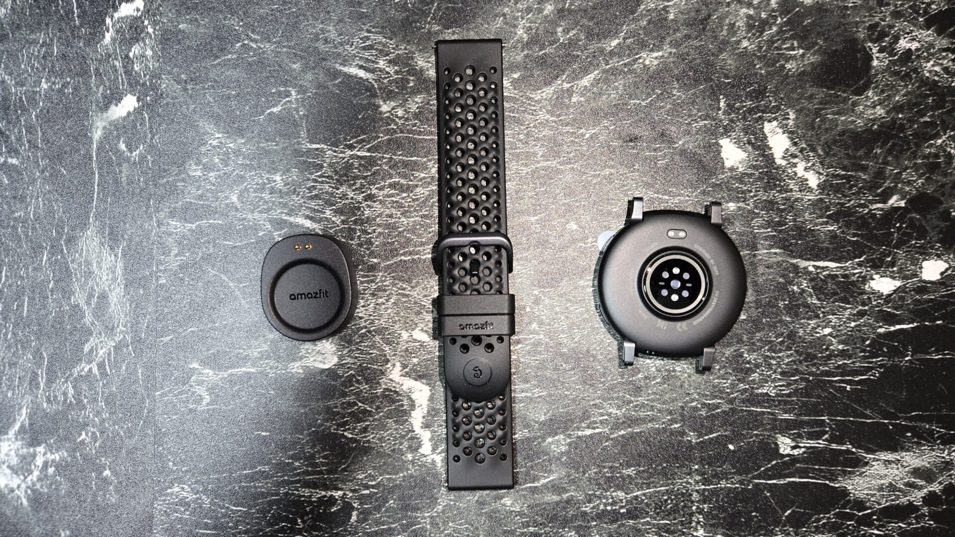 Amazfit ActiveMax本体の裏面センサーとシリコンバンド