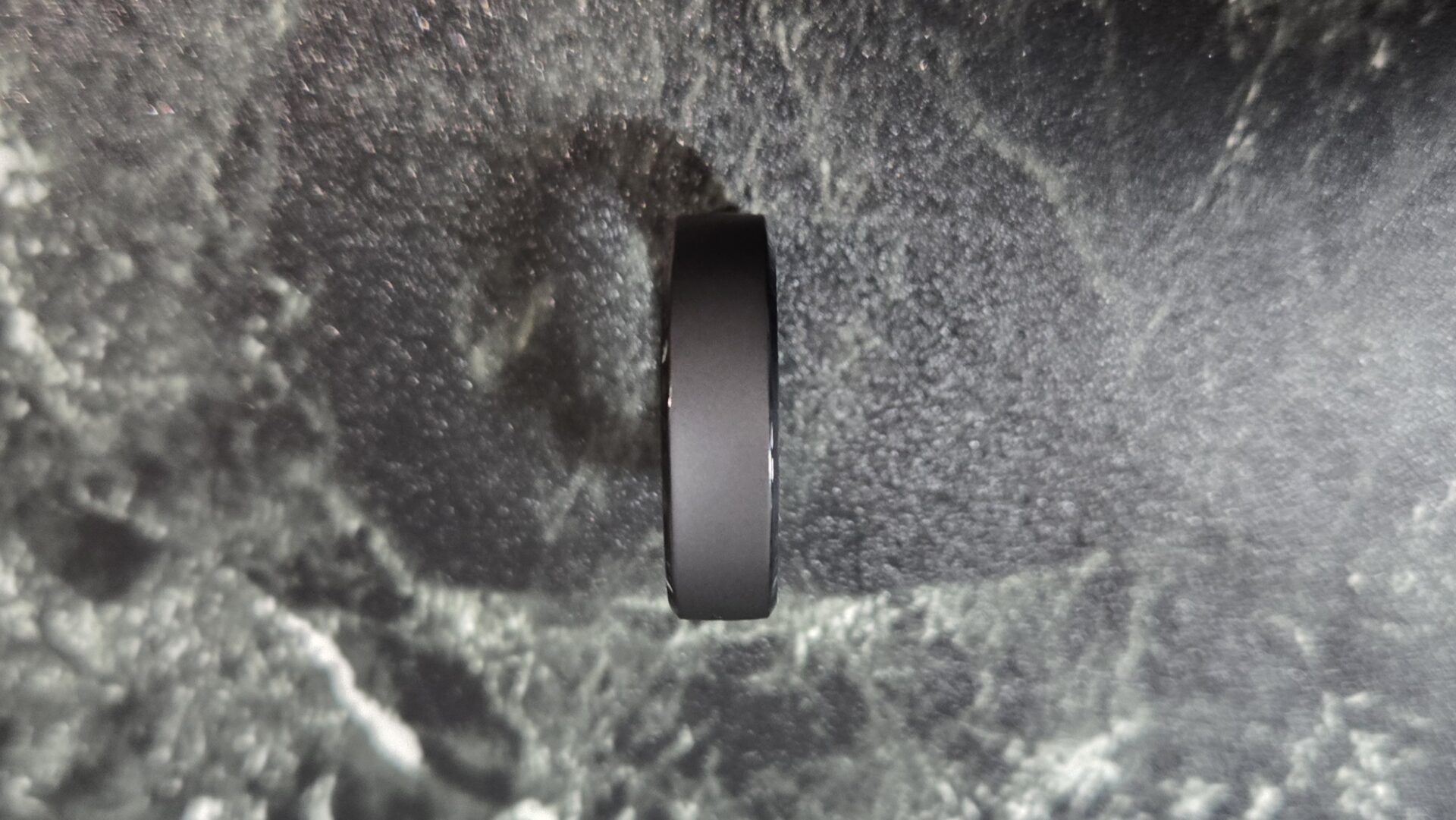RingConn Gen 3 を指に装着した様子 チタン素材のブラッシュド仕上げ