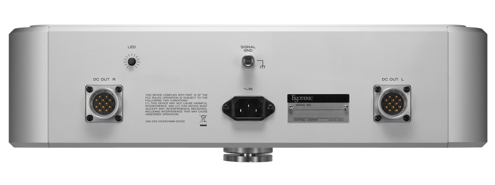ACインレットと2系統のDC出力を備えた電源ユニットの背面パネル