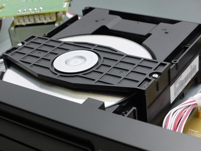 機器内部に組み込まれたトレー式CDドライブ機構の斜視写真