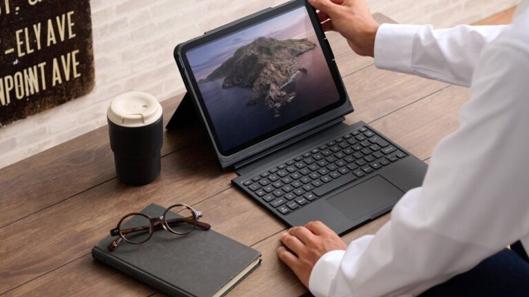 エレコム、無段階スタンドやバックライトを搭載したiPad用ケース付きキーボード「TouchBook Smart」を発売