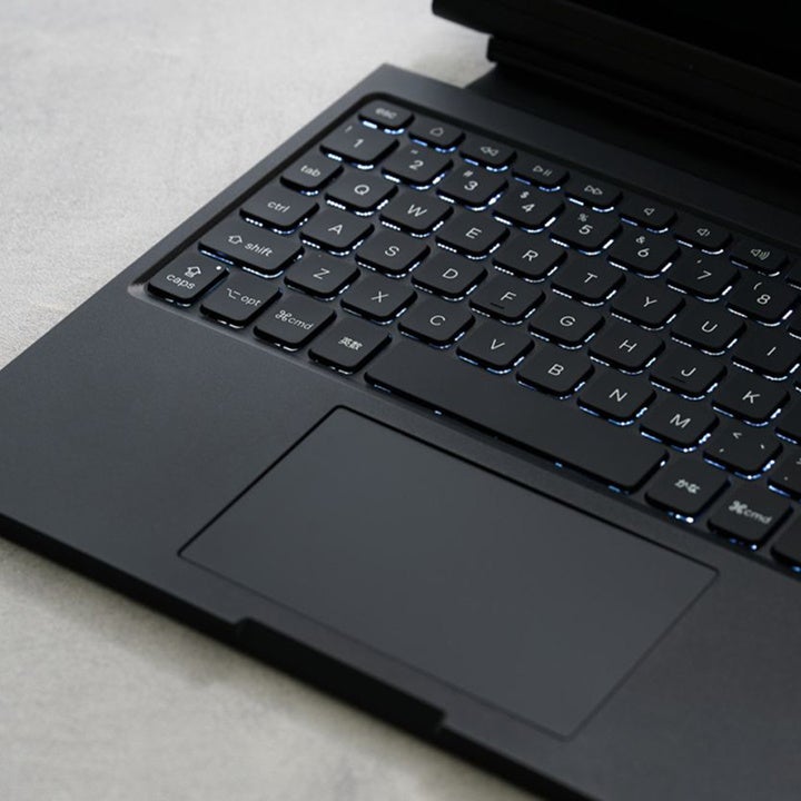 エレコム、無段階スタンドやバックライトを搭載したiPad用ケース付きキーボード「TouchBook Smart」を発売