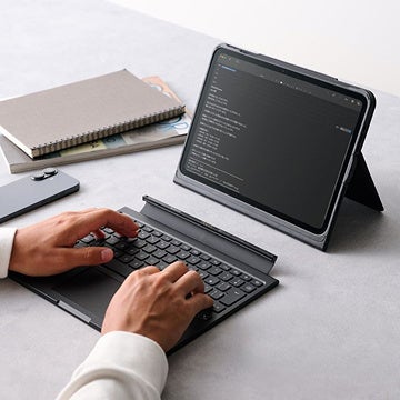 エレコム、無段階スタンドやバックライトを搭載したiPad用ケース付きキーボード「TouchBook Smart」を発売