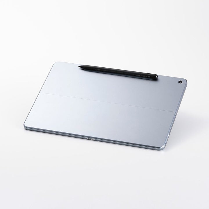 タブレット端末の背面上部に黒いペンが磁気吸着している外観