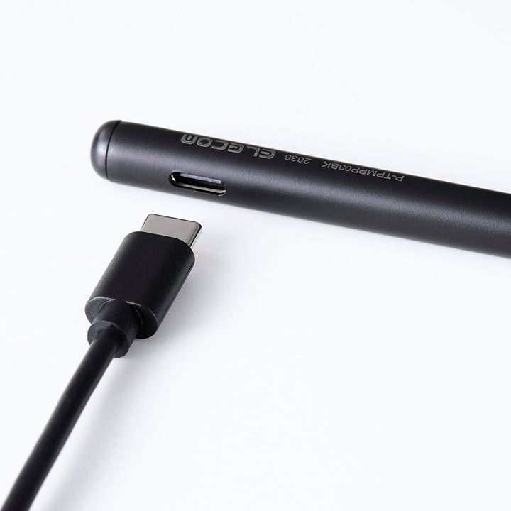 黒いペンの端部にあるUSB Type-C充電端子と接続ケーブルの先端