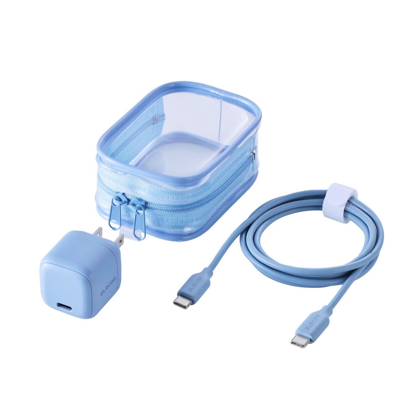 ブルーのAC充電器本体、USB Type-Cケーブル、透明ポーチのセット一式