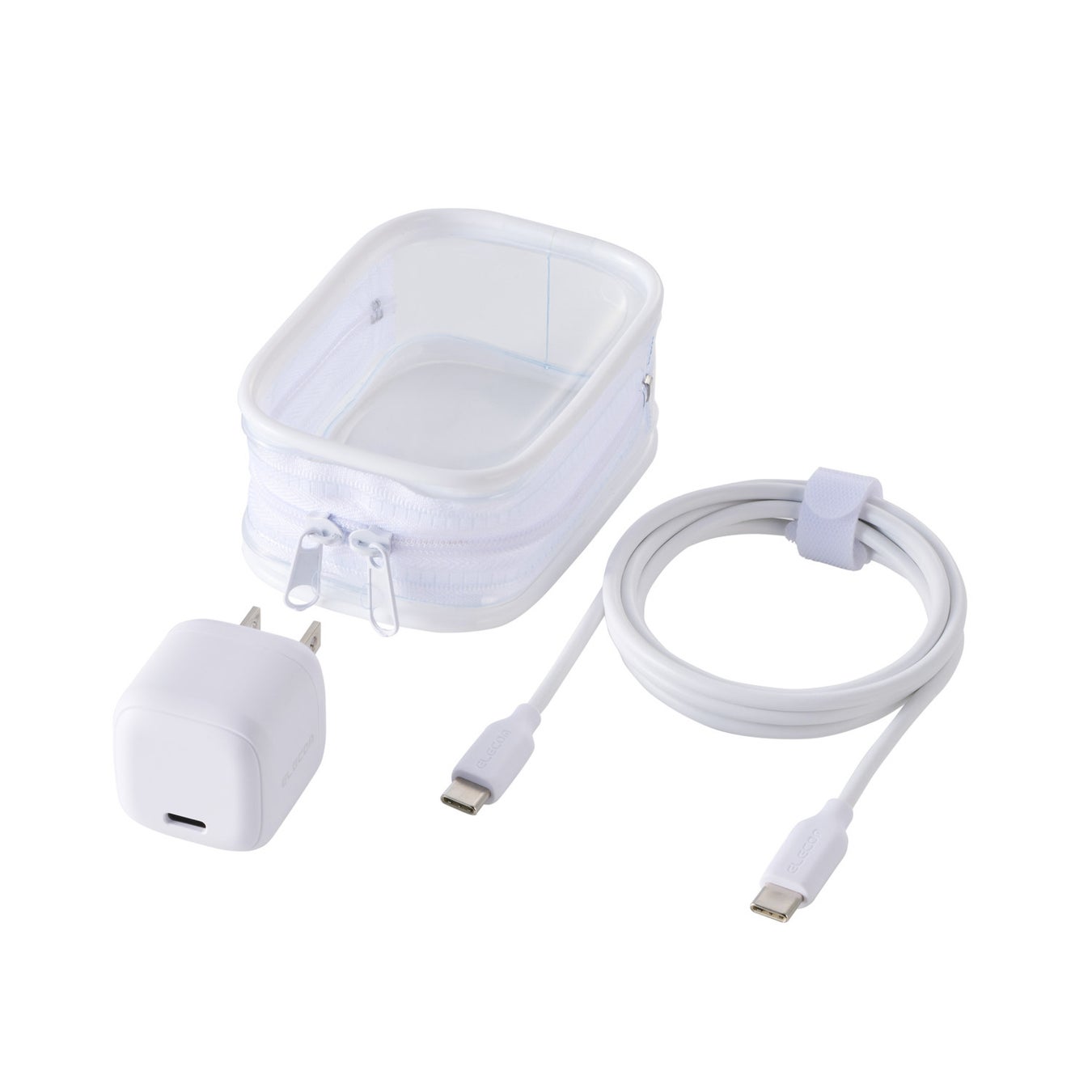 ホワイトのAC充電器本体、USB Type-Cケーブル、透明ポーチのセット一式
