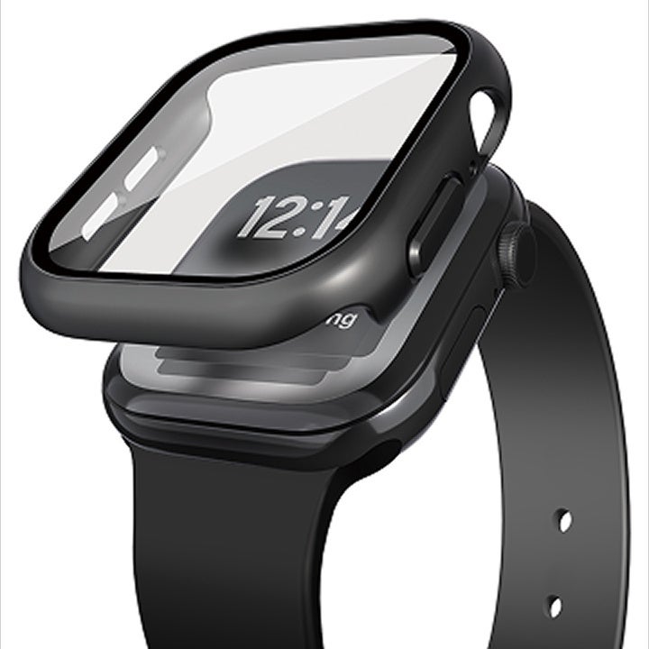 メタリック調のフルカバーケースをApple Watch本体に取り付ける様子の斜視写真