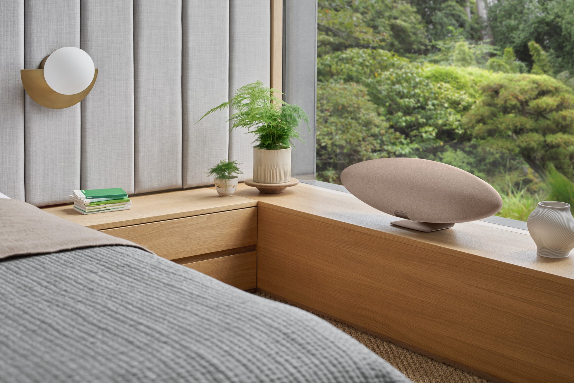 Bowers ＆ Wilkins、伊勢丹新宿店メンズ館でROLF BENZとのコラボポップアップストアを開催｜開催開催情報