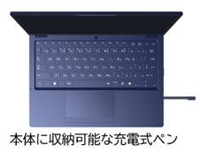 ノートPCのキーボード面を真上から見下ろし、本体右側面のスロットから細身のペンが引き出されている様子