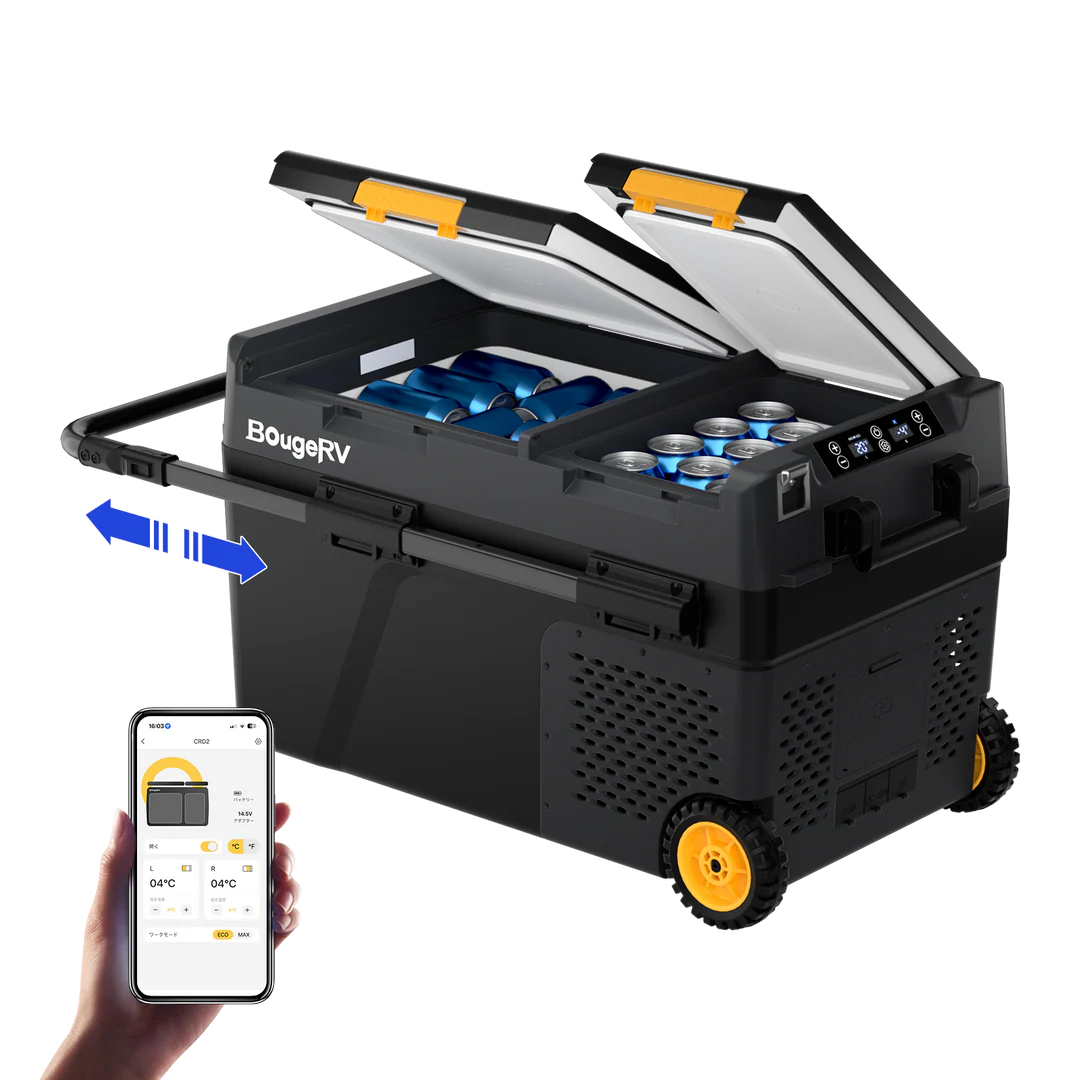 伸縮ハンドルと車輪付きの黒いポータブル冷蔵庫 蓋を開けると缶飲料 スマホで操作画面表示