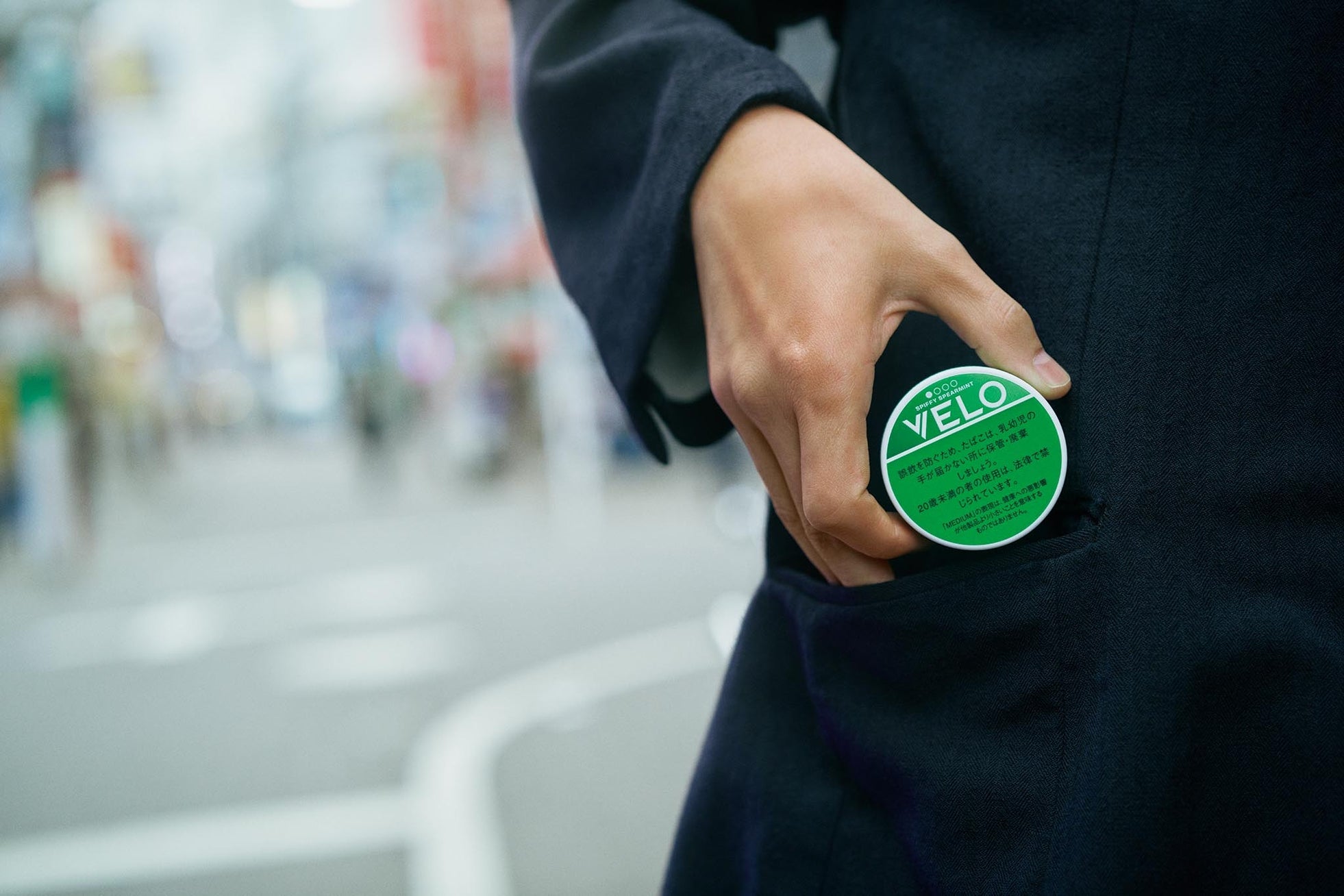 BATジャパン、オーラルたばこ「VELO」の「ベロ・ピーチ・アイス・ミディアム」を全国のファミリーマートで販売開始｜製品の仕様と展開情報