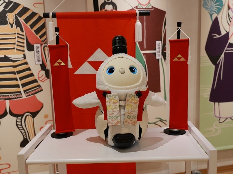 台の上に展示された和装の小型ロボットの写真