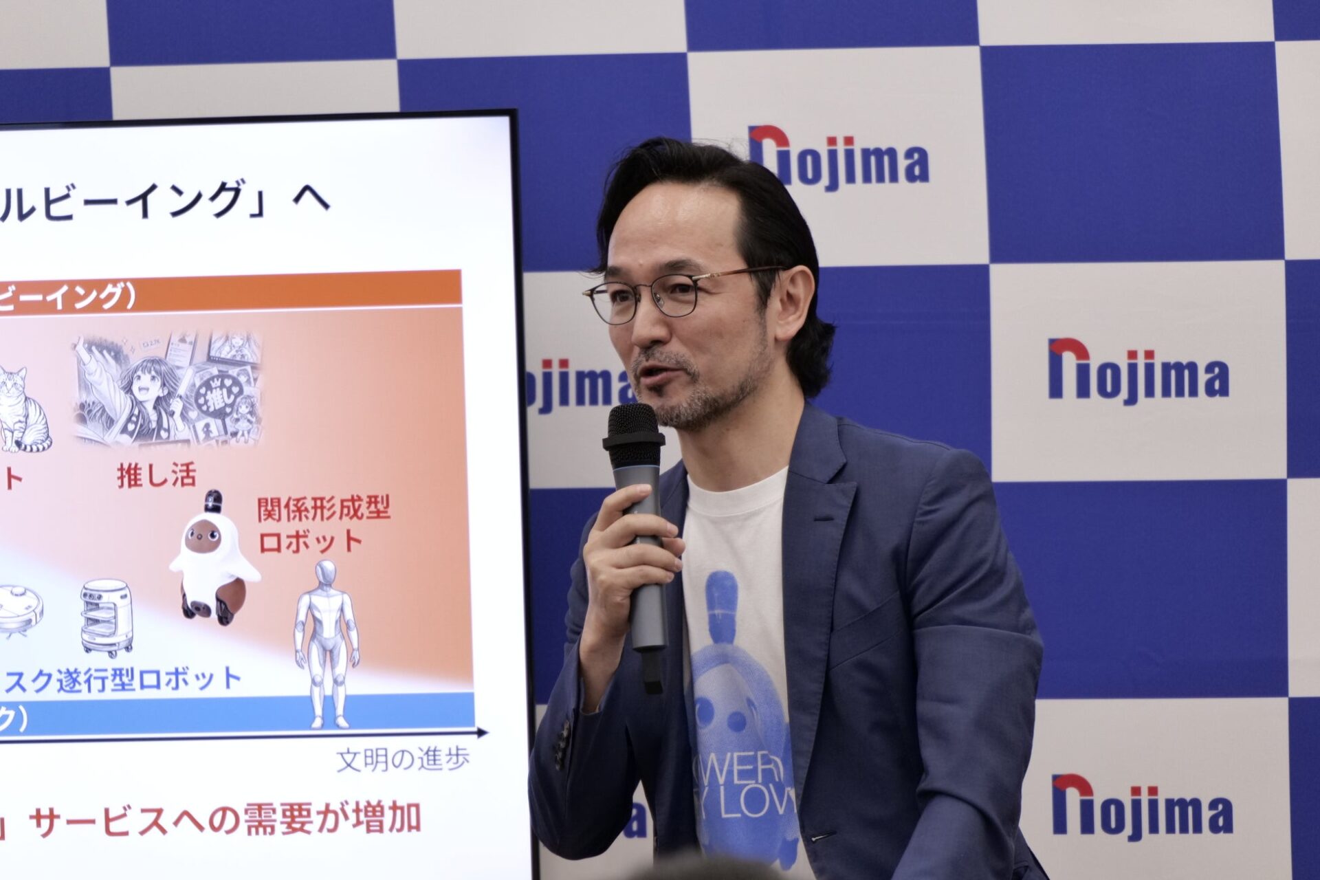 スライド資料の前でマイクを持ち解説する林要氏の姿