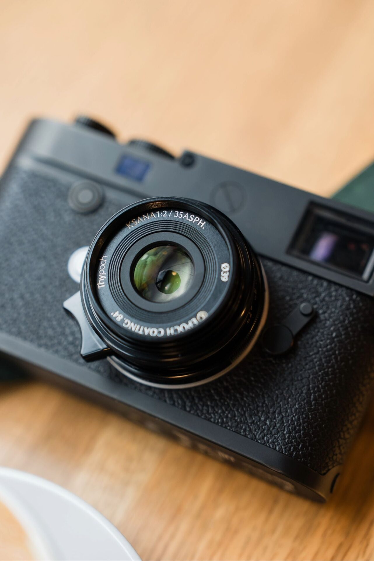 焦点工房、Thypoch「Ksana」35mm f/2 ASPH. シルバークロームと専用レンズフード2種を発売|取扱サイト