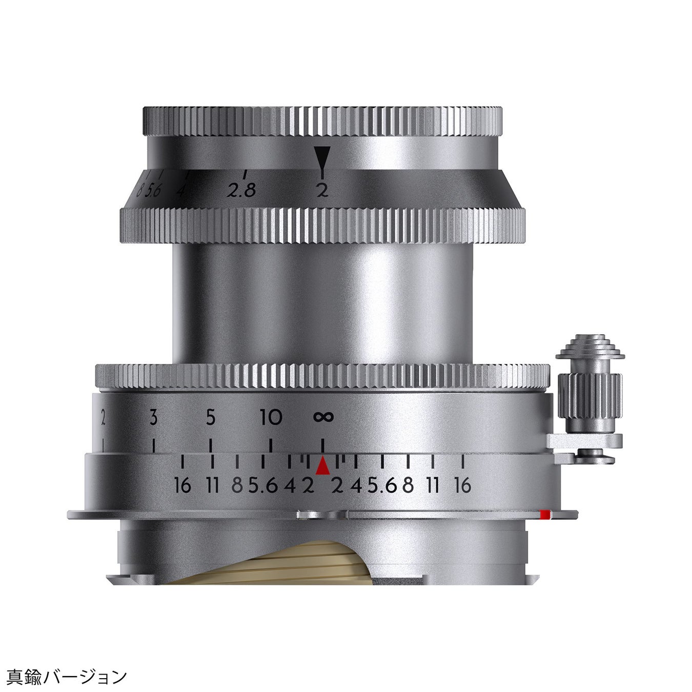 シルバーカラーの沈胴式スタイルの交換レンズ製品写真。金属鏡筒に絞りや距離の数字が刻まれている。