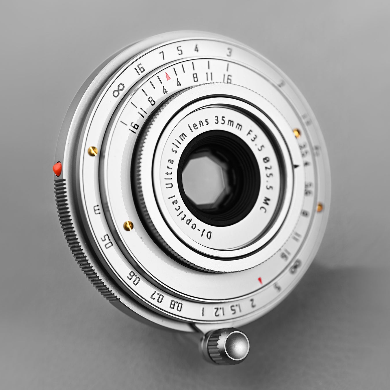 シルバーの薄型交換レンズを斜め側面から捉えた写真