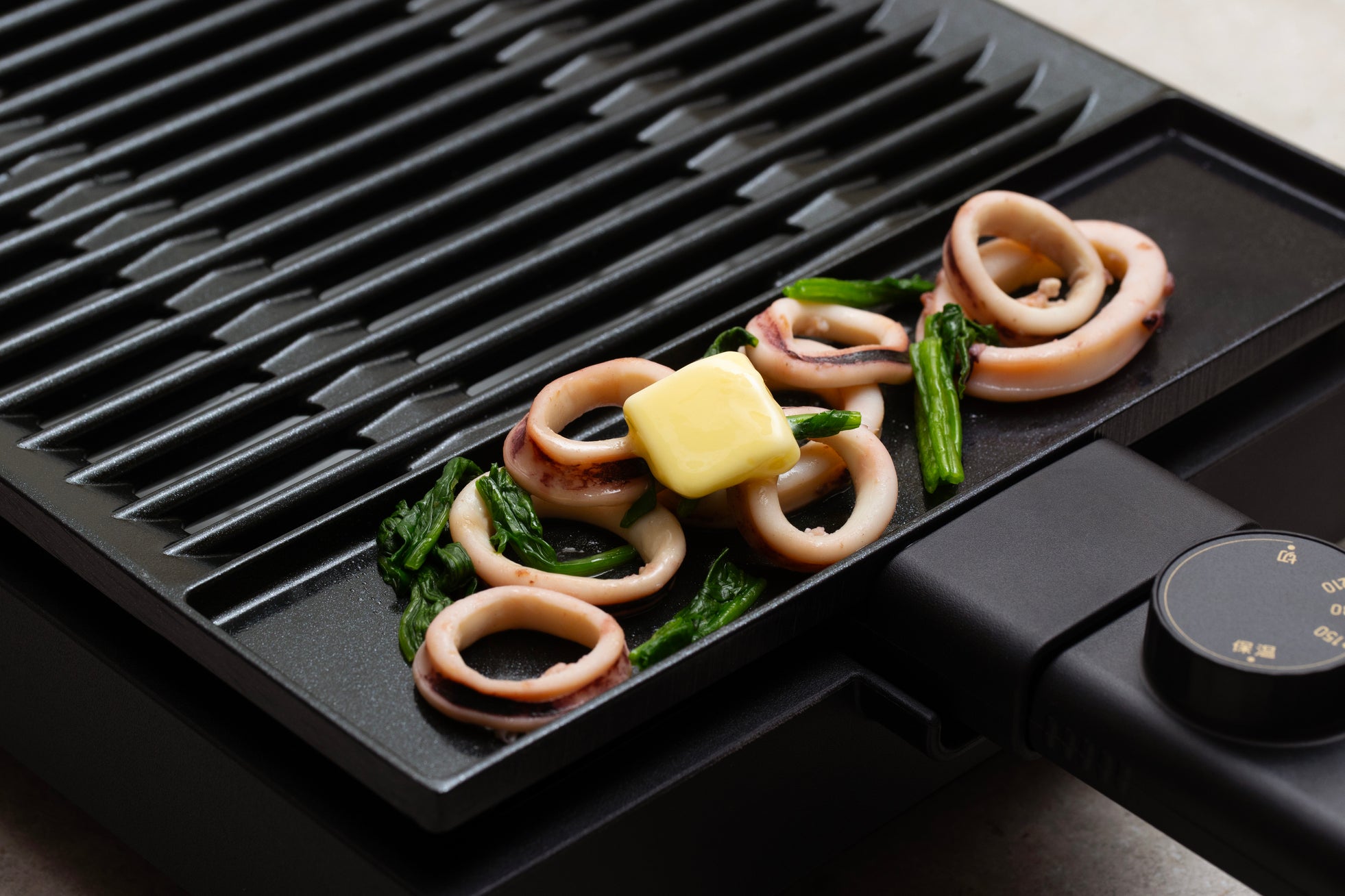 ピーコック魔法瓶工業、減煙と手入れ性を高めた電気焼肉器「DINING 焼肉」のリニューアルモデルを発売｜お手入れのしやすさとデザインの改良