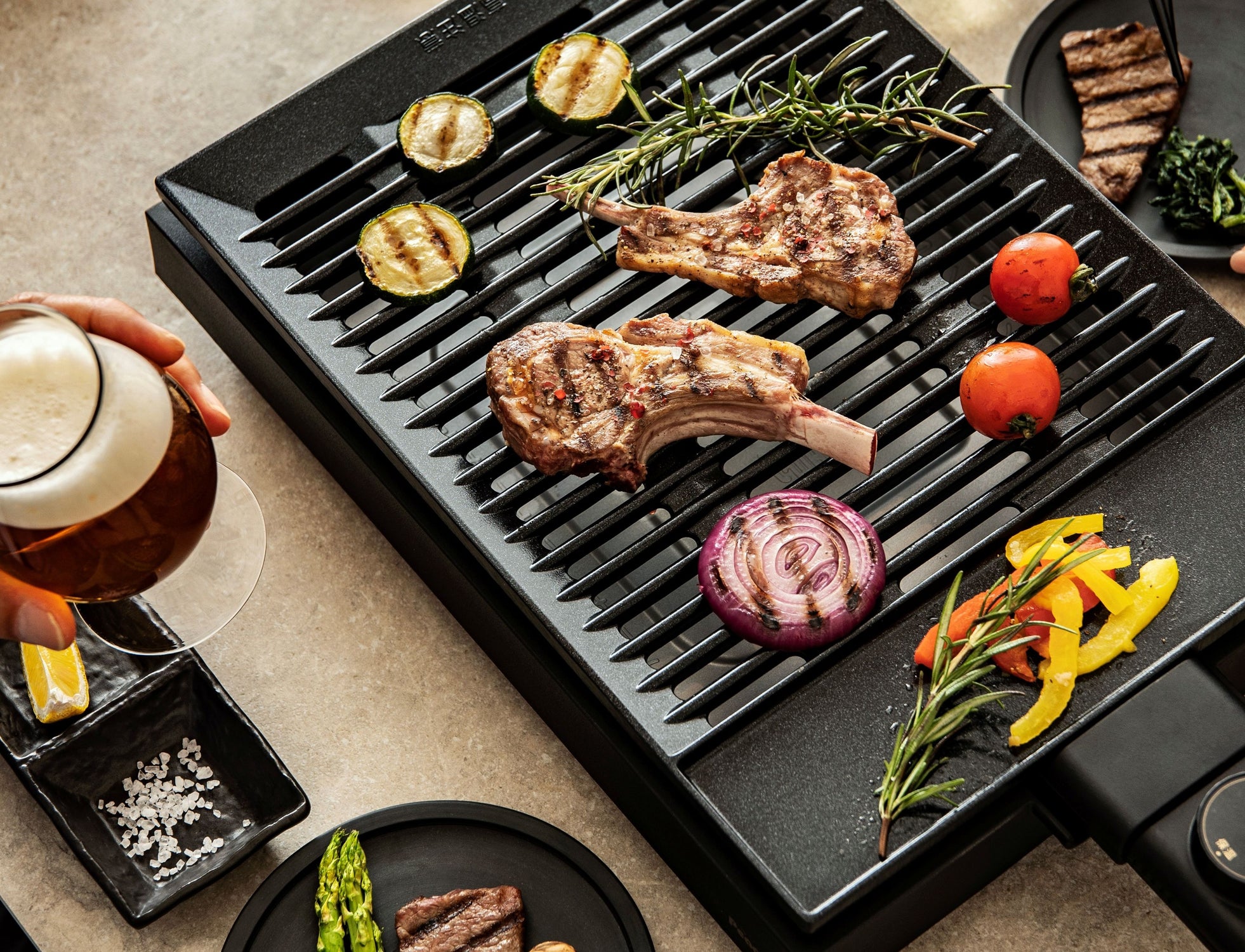 ピーコック魔法瓶工業、減煙と手入れ性を高めた電気焼肉器「DINING 焼肉」のリニューアルモデルを発売｜製品概要と発売日