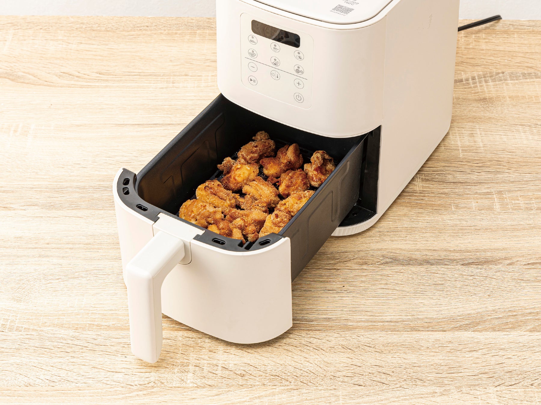 引き出された調理トレイの中に揚げ物が敷き詰められている様子