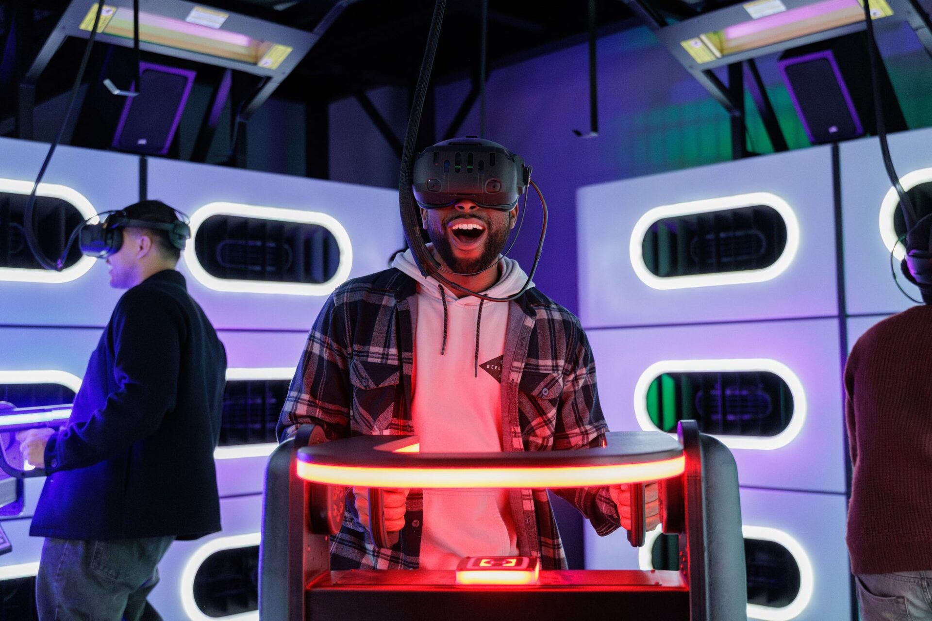 DPVRの商用PC VRヘッドセット「DPVR E4」、米国の大型複合施設で稼働する「Hyperdeck」に採用｜最大4名が同時に楽しめる全身型VR体験