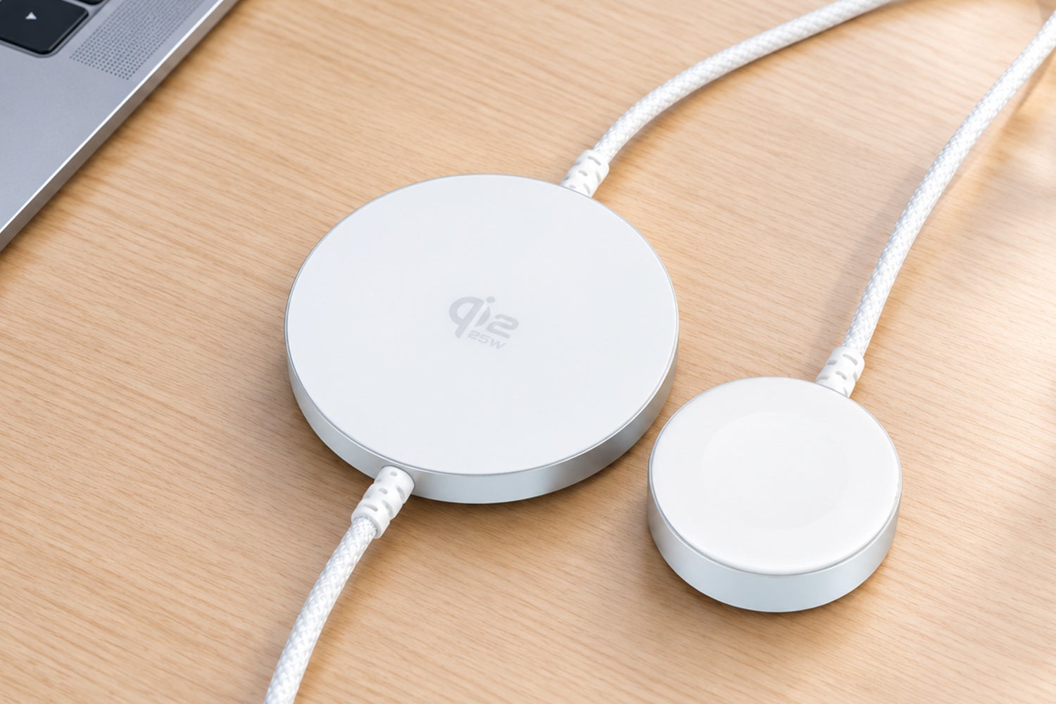オウルテック、スマホとApple Watchを同時充電できるQi2対応ワイヤレス充電器「OWL-MW07シリーズ」を発売