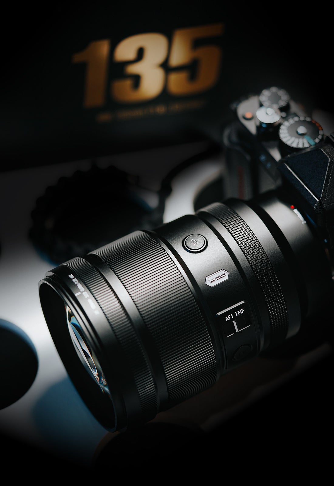 焦点工房、七工匠のフルサイズ対応AFレンズ「MAX AF 135mm F1.8」を発売|背景を整理し主役を引き立てる中望遠レンズ
