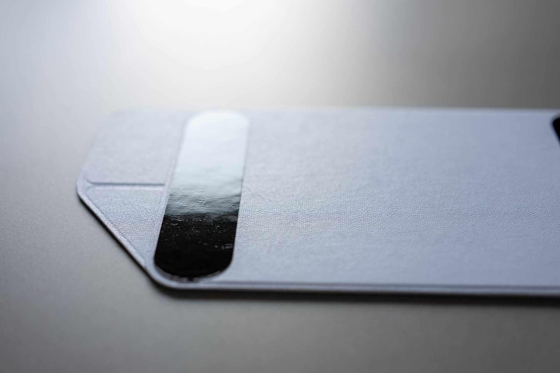 有本開発、厚さ3mmの超薄型ラップトップスタンド「beak note」をMakuakeで支援開始|取扱サイト