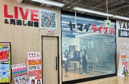 ガラス張りになったスタジオブースとその案内看板を捉えた写真