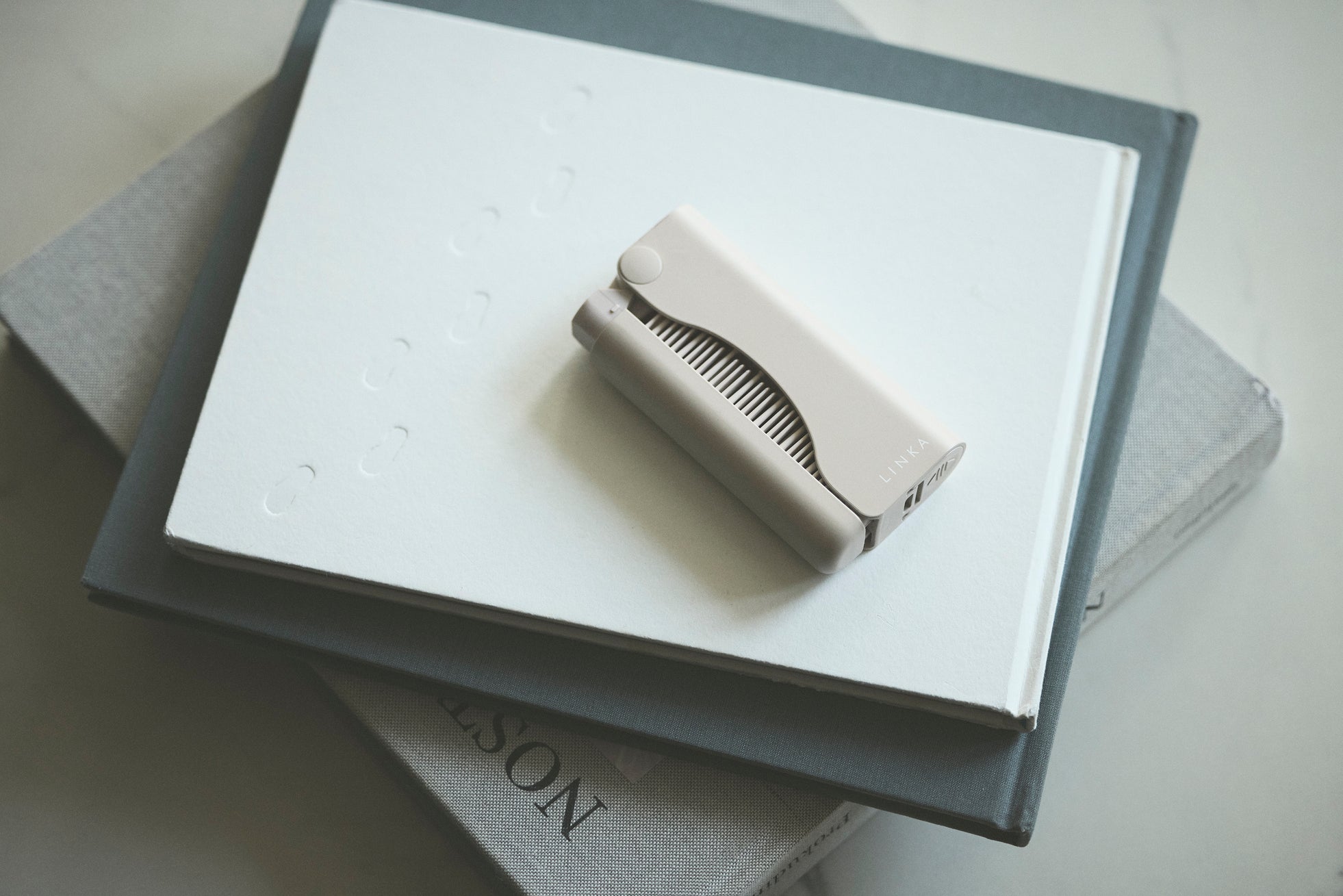 LINKA、バッテリーを取り外せる折りたたみ式コードレスヒートブラシ「スリークオン リーブル」を発売｜約135gの軽量設計とセラミックコーティング