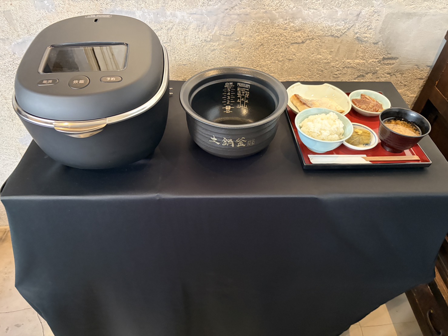 土鍋炊飯器と内なべ、料理の展示