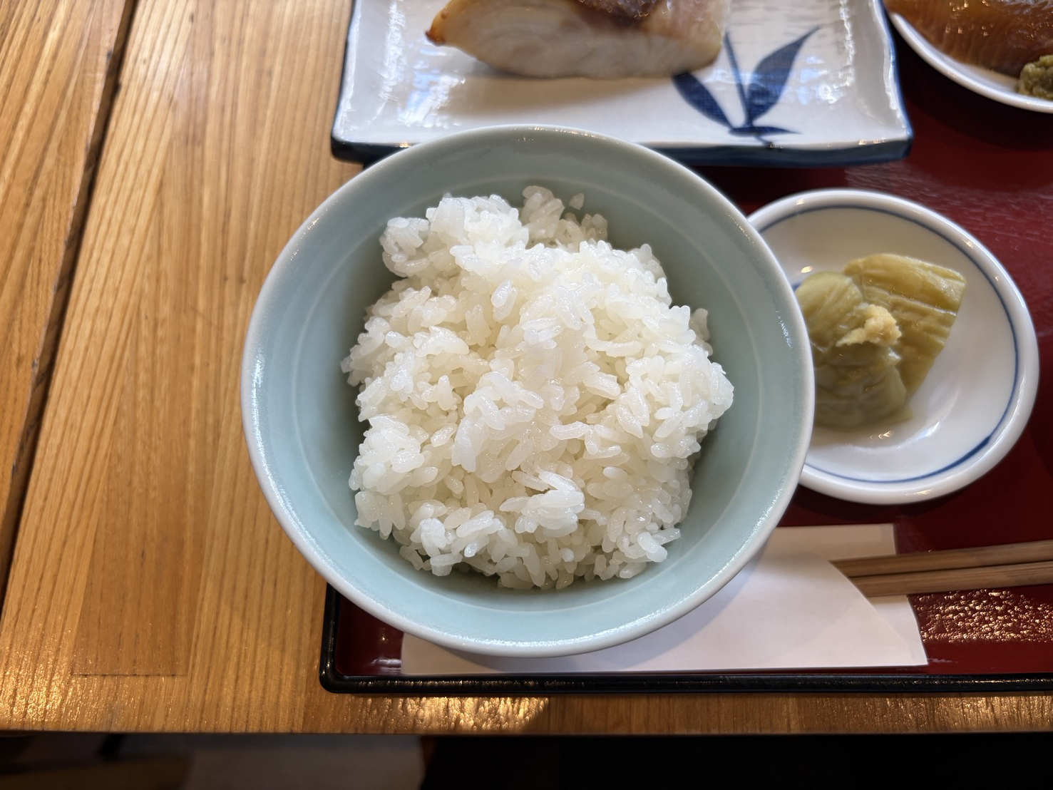 茶碗によそわれた土鍋ごはんの近接写真