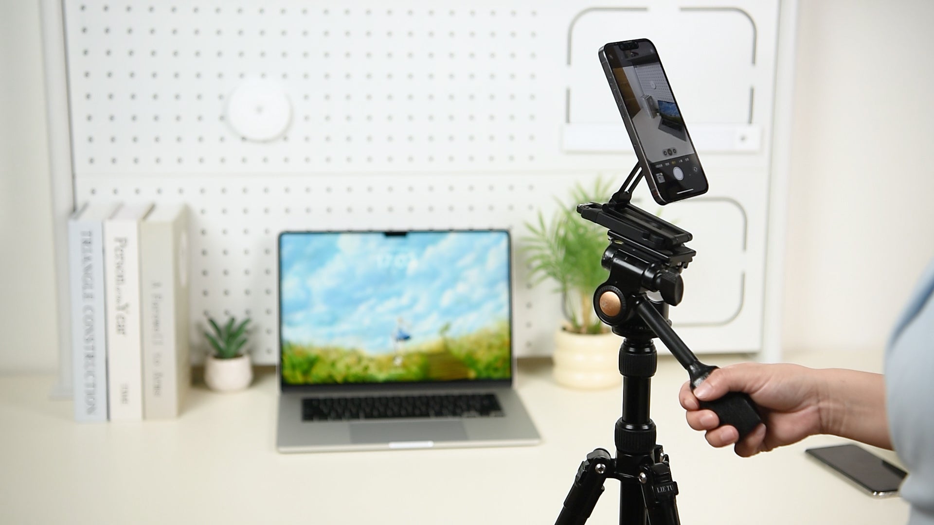 株式会社Active、1台5役の多機能スマホスタンド「MagStand」をMakuakeで予約販売開始｜安定性を高める素材と固定機能