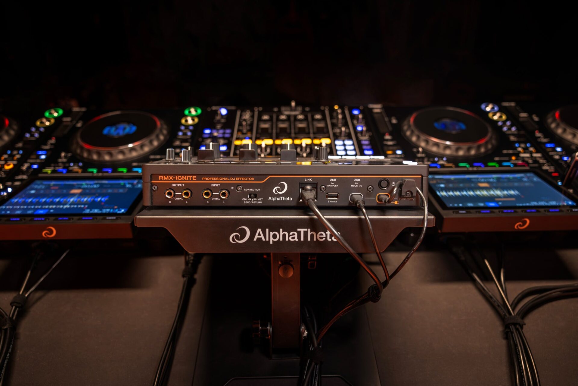 AlphaTheta、機材の安定設置を実現するDJスタンド「DJC-STS2」を発売｜持ち運びにも適した設計とデザイン
